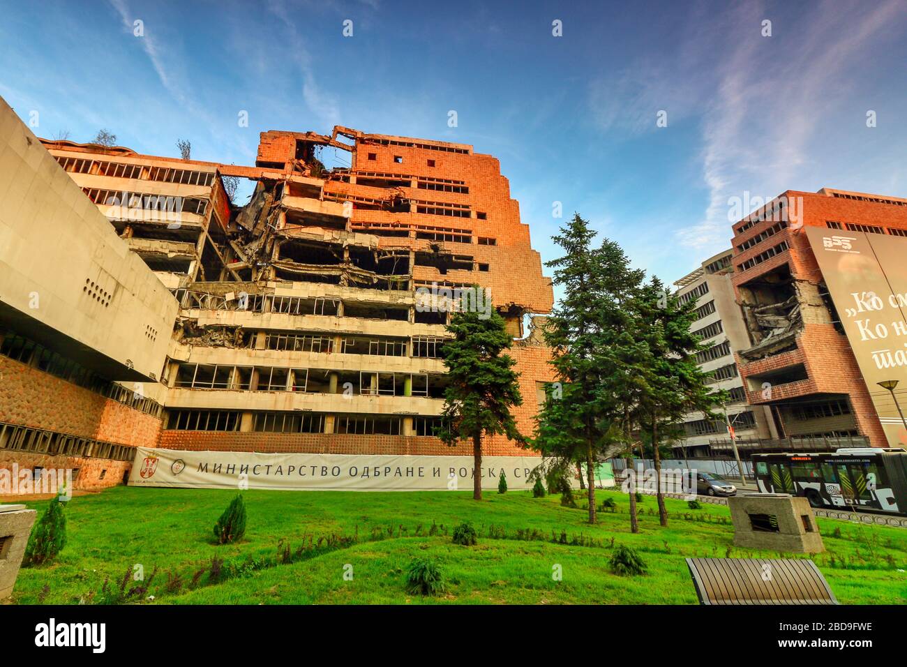 Rovine del palazzo del ministro della Difesa a Belgrado bombardate dalla NATO. Testo sull'edificio significa il Ministro della Difesa e dell'Esercito di Serbia in inglese Foto Stock