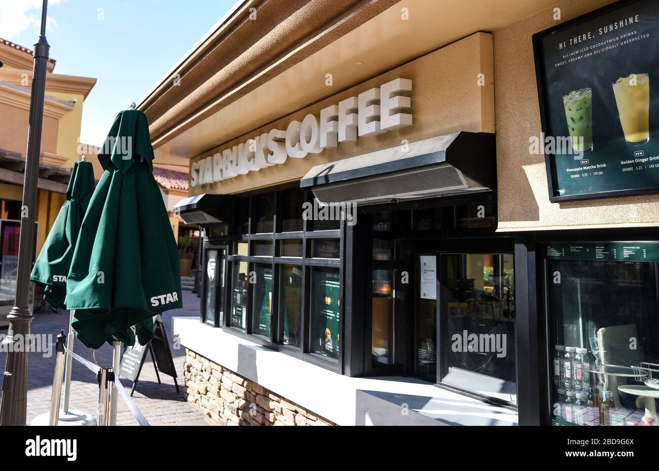 17 marzo 2020: Pochi clienti presso gli Starbucks Coffee Store presso il centro commerciale all'aperto Cabazon Outlets sono aperti ma in gran parte vuoti a causa del virus Corona Covid-19 a Cabazon, California John Green/CSM Foto Stock