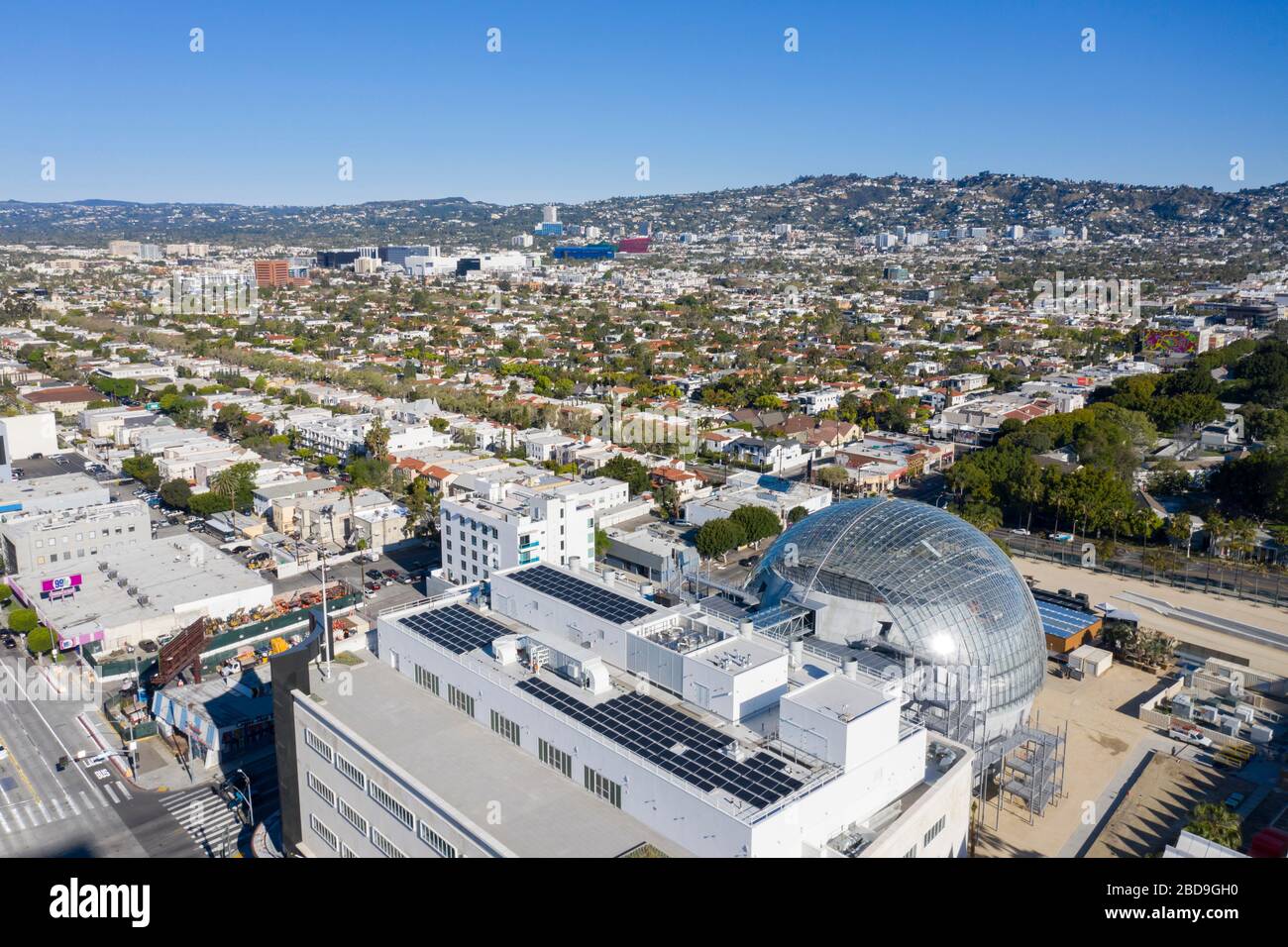 Vista aerea dell'Academy Museum of Motion Pictures a Mid-Wilshire, Los Angeles e l'adiacente museo LACMA Foto Stock