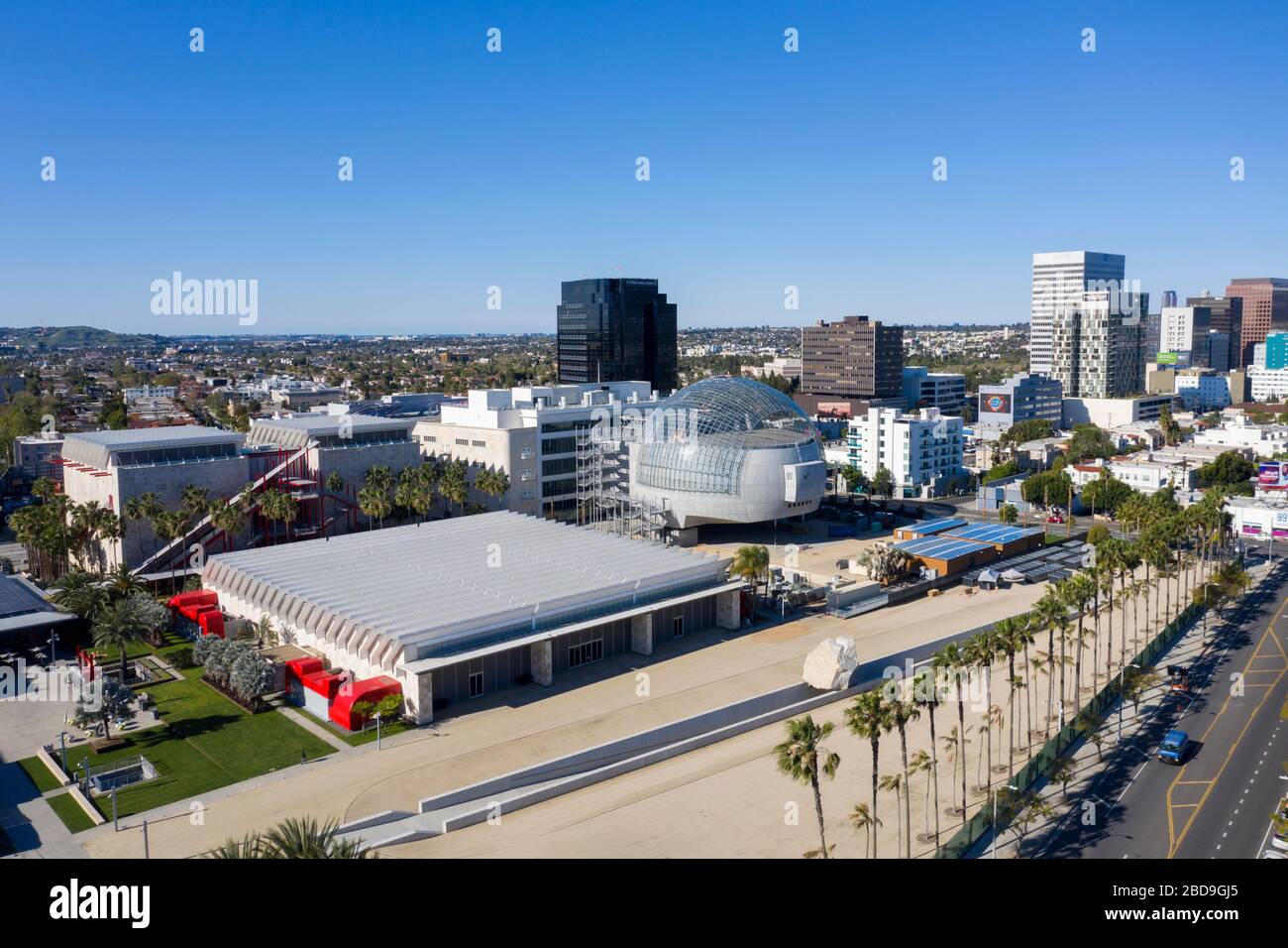 Vista aerea dell'Academy Museum of Motion Pictures a Mid-Wilshire, Los Angeles e l'adiacente museo LACMA Foto Stock