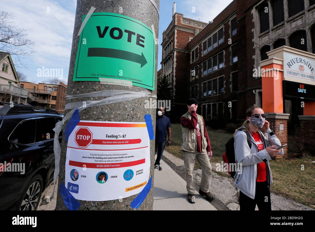 Milwaukee, Wisconsin, Stati Uniti. 7 Aprile 2020. I residenti della contea di Milwaukee sono in fila per votare martedì 4 aprile 2020 durante la pandemia COVID-19. Il governatore del Wisconsin Tony Evers ha cercato di rinviare le elezioni a causa della pandemia (coronavirus) COVID-19, ed è stato escluso dalla Corte Suprema del Wisconsin per far procedere il voto come previsto. Credit: Pat A. Robinson/ZUMA Wire/Alamy Live News Foto Stock