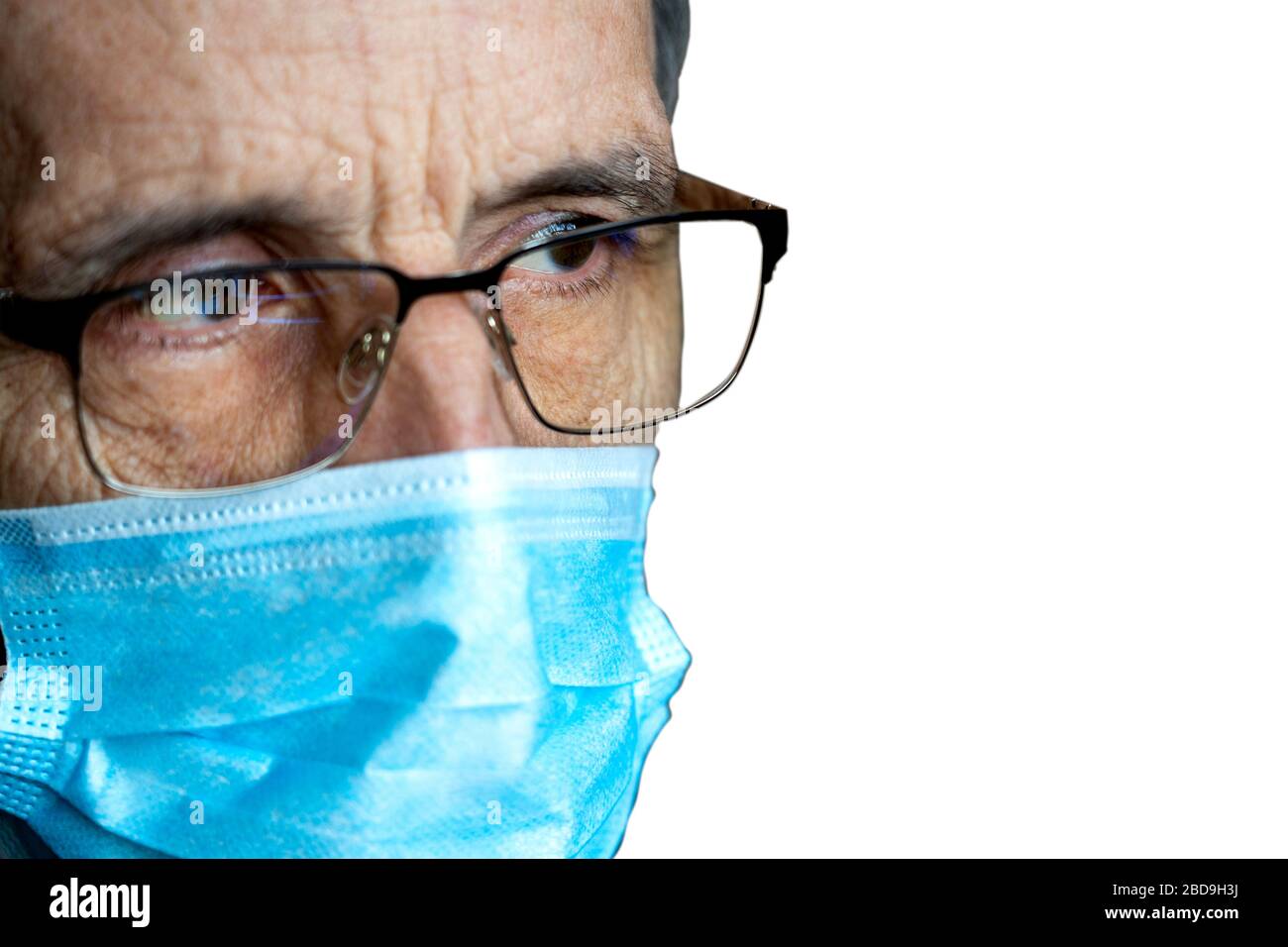 Ritratto di un uomo anziano in occhiali e maschera medica Foto Stock