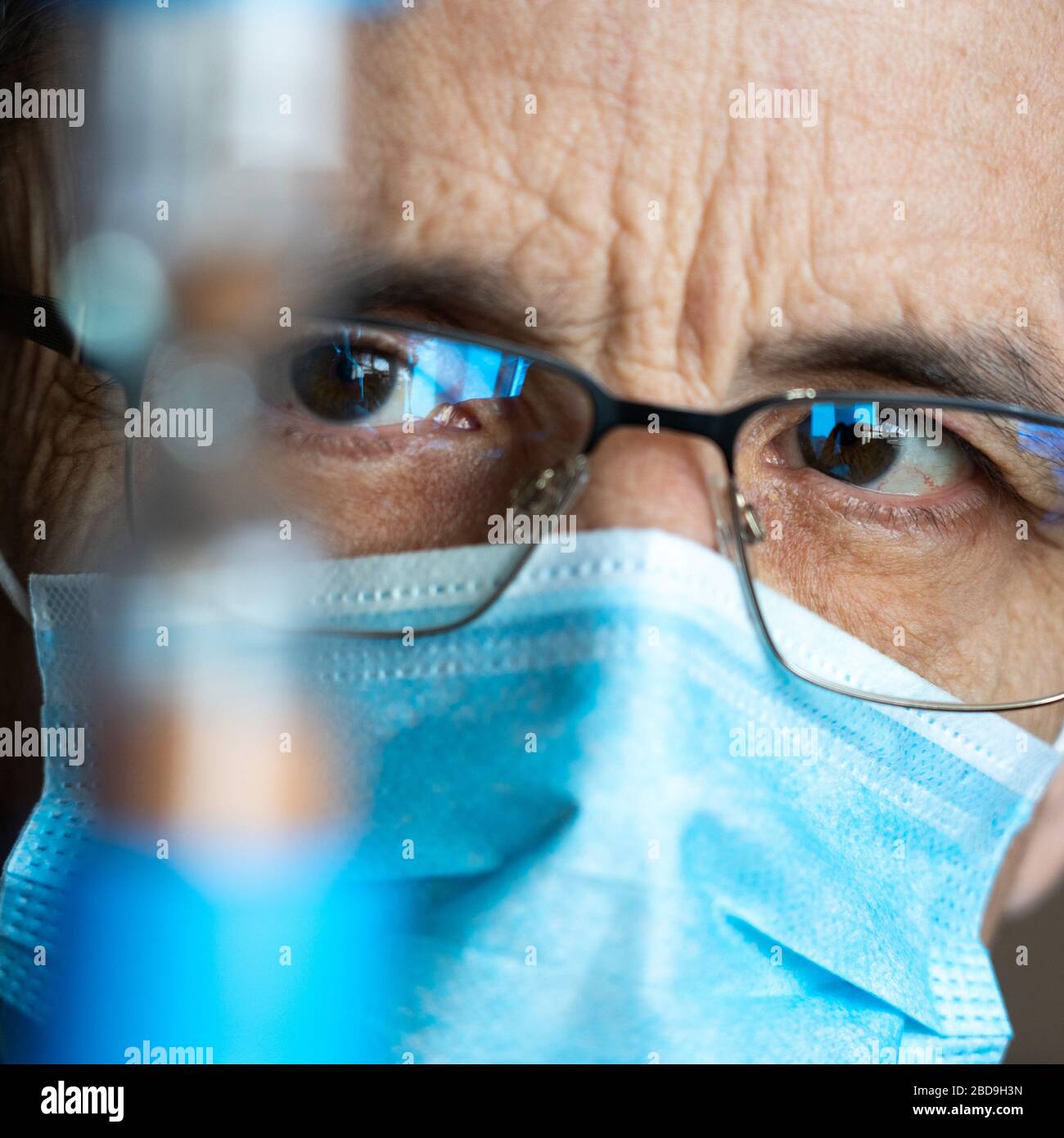 Ritratto di un uomo anziano in occhiali e maschera medica Foto Stock