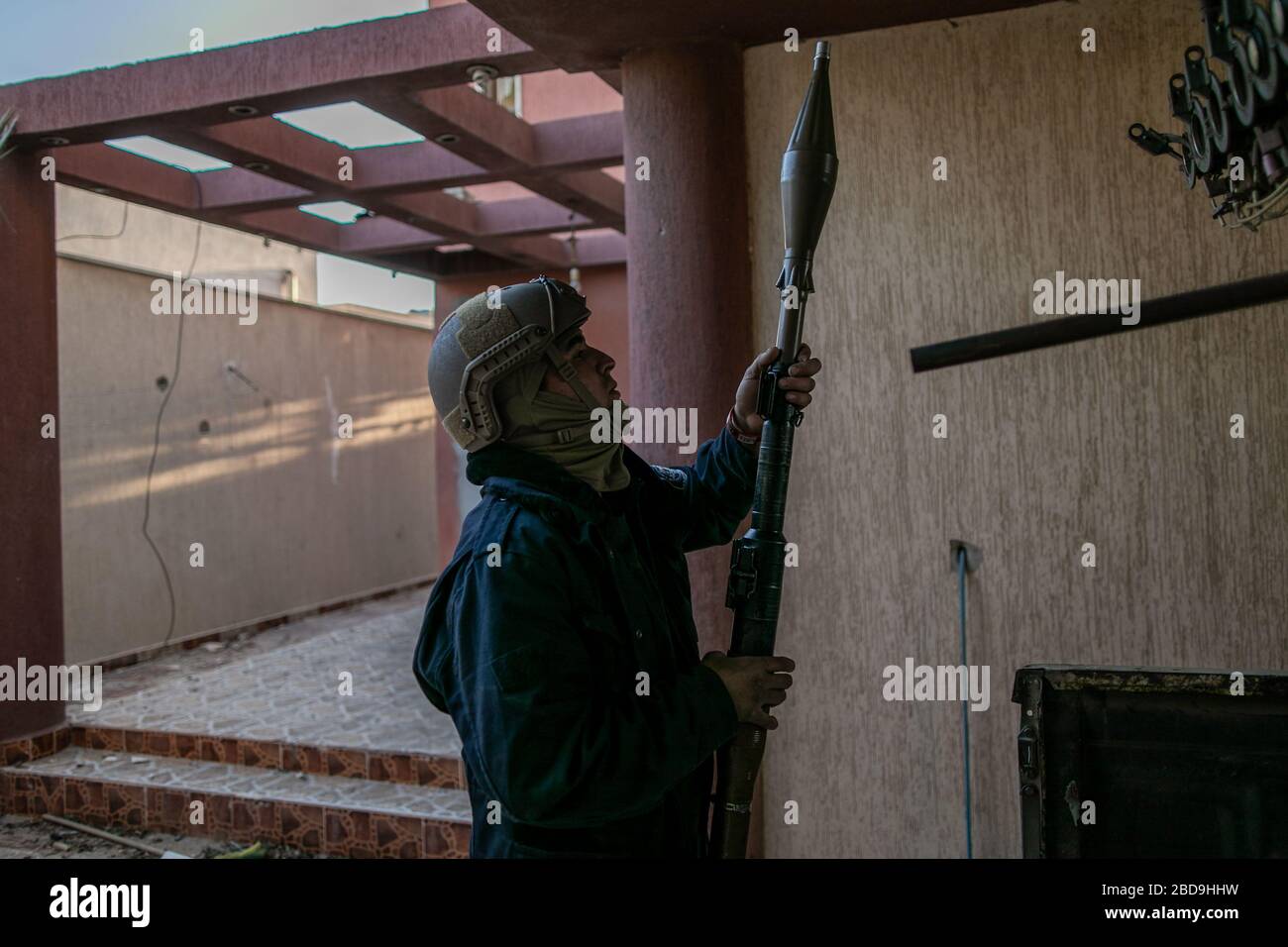 Tripoli, Libia. 7 Aprile 2020. Un combattente dell'accordo nazionale (GNA) sostenuto dalle Nazioni Unite ricarica una granata a razzo sulla prima linea di Ain-Zara a Tripoli, Libia, 7 aprile 2020. Credit: Amru Salahuddien/Xinhua/Alamy Live News Foto Stock