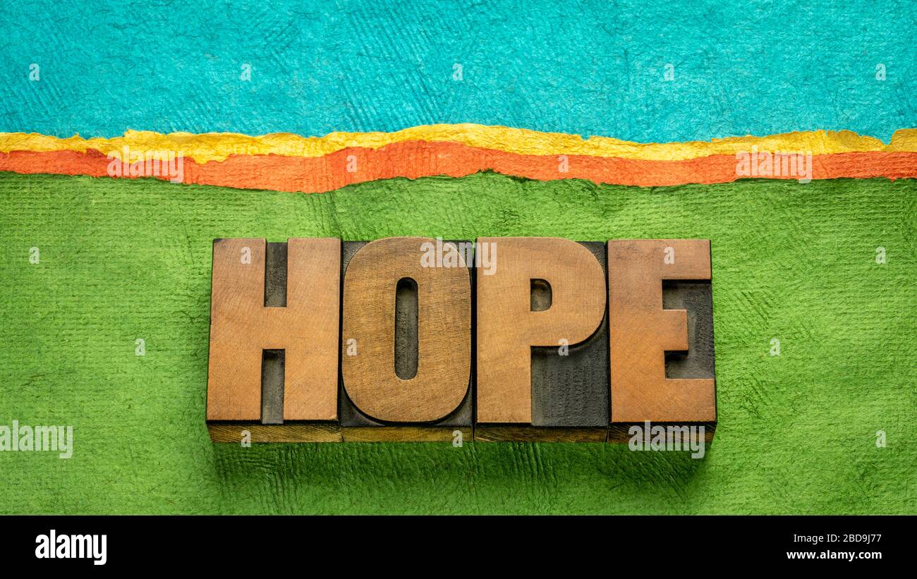 parola di speranza - parola astratta in legno di letterpress vintage contro il paesaggio astratto della carta, positività, fede e concetto di ottimismo Foto Stock