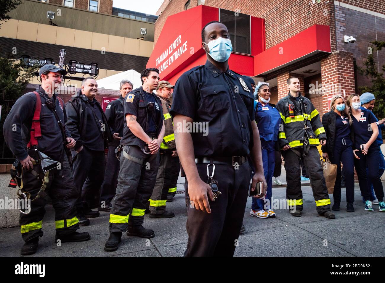 Brooklyn, Stati Uniti d'America . 7 aprile 2020. Il 7 aprile 2020, a Brooklyn, New York, il personale del Brooklyn Methodist Hospital si mette insieme ai membri e ai colleghi della FDNY. I membri della FDNY di Engines 219, 220 e 240 a Brooklyn si sono fermati dall'ospedale per ringraziare gli operatori sanitari per il loro instancabile lavoro nella lotta contro la pandemia COVID-19. (Foto di Gabriele Holtermann-Gorden) Credit: Sipa USA/Alamy Live News Foto Stock