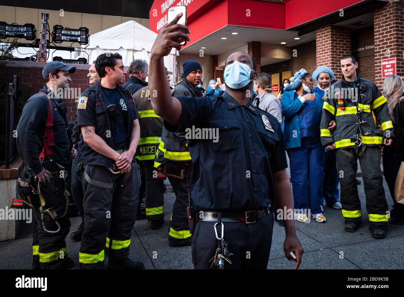 Brooklyn, Stati Uniti d'America . 7 aprile 2020. Il 7 aprile 2020, a Brooklyn, New York, uno staff del Brooklyn Methodist Hospital prende un selfie con i membri e i colleghi dell'FDNY. I membri della FDNY di Engines 219, 220 e 240 a Brooklyn si sono fermati dall'ospedale per ringraziare gli operatori sanitari per il loro instancabile lavoro nella lotta contro la pandemia COVID-19. (Foto di Gabriele Holtermann-Gorden) Credit: Sipa USA/Alamy Live News Foto Stock