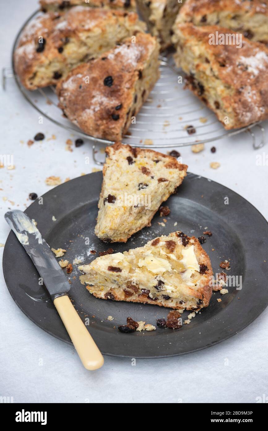 Pane soda di frutta fatto in casa su un piatto di peltro e rack di raffreddamento a filo rotondo Foto Stock