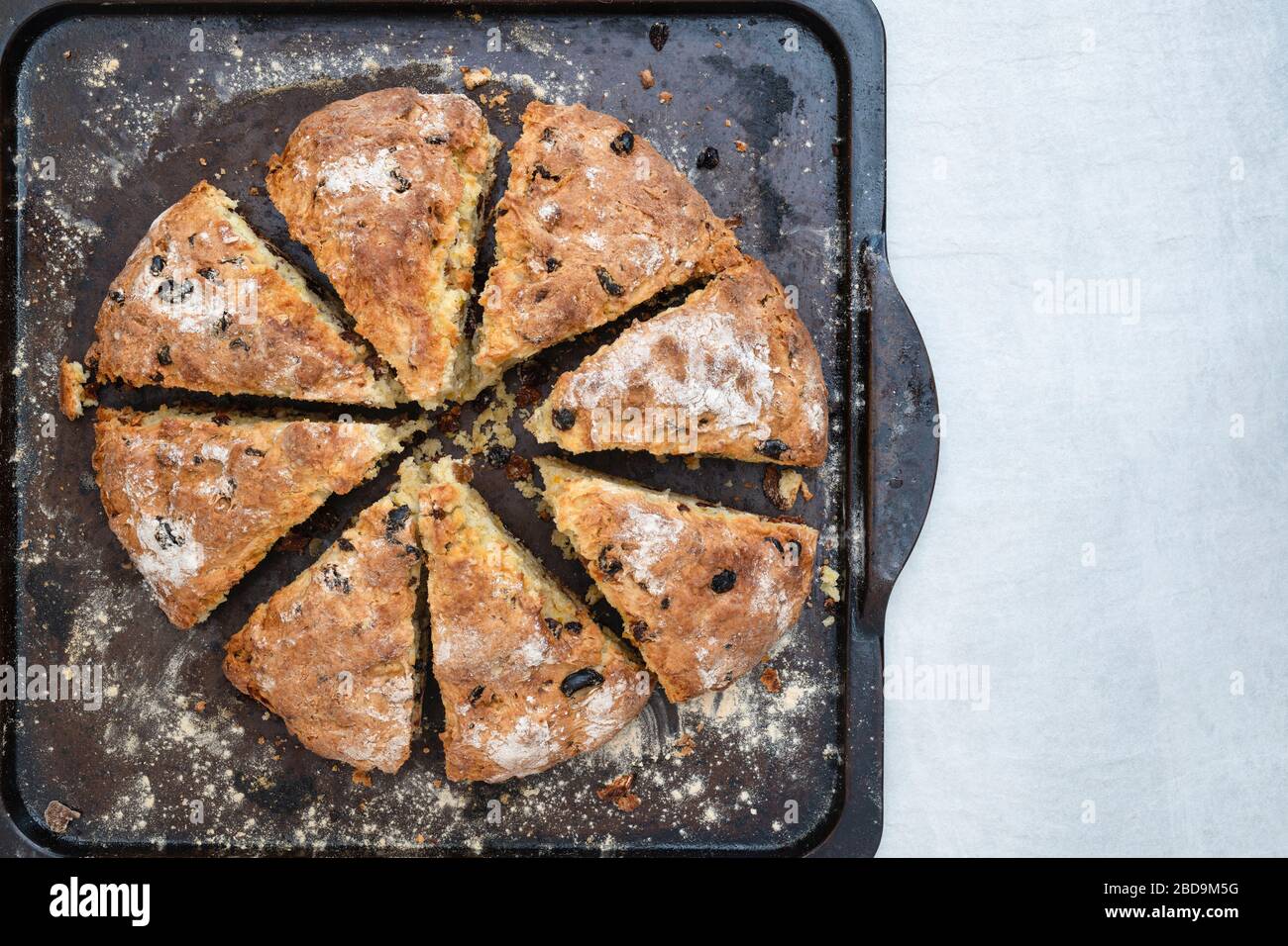 Pane soda di frutta fatto in casa su una teglia da forno Foto Stock