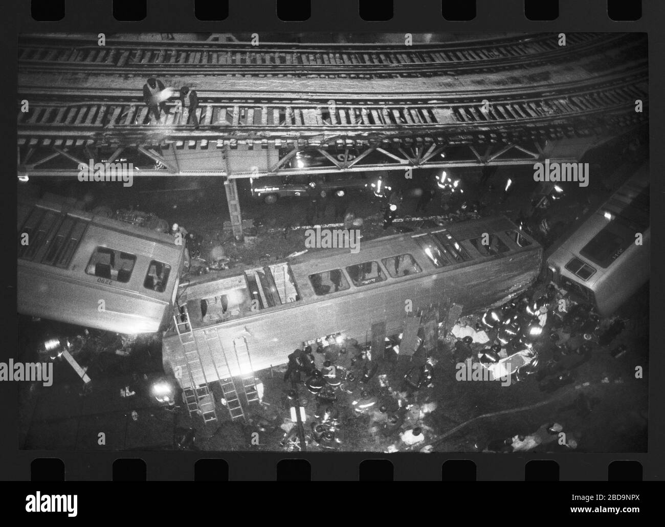 Elevated El train derailment a Chicago, Illinois il Venerdì sera 4 febbraio 1977. Le auto in treno cadono al livello della strada del Chicago Loop a causa di una collisione all'incrocio tra Lake Street e Wabash Avenue. Immagine da 35 mm negativo. Foto Stock