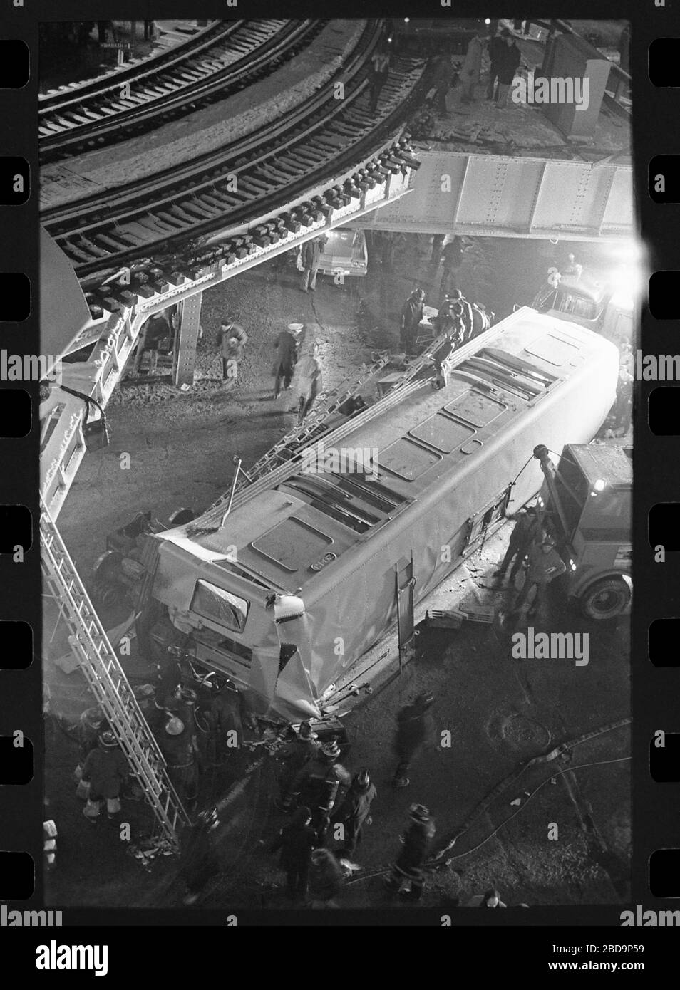 Elevated El train derailment a Chicago, Illinois il Venerdì sera 4 febbraio 1977. Le auto in treno cadono al livello della strada del Chicago Loop a causa di una collisione all'incrocio tra Lake Street e Wabash Avenue. Immagine da 35 mm negativo. Foto Stock