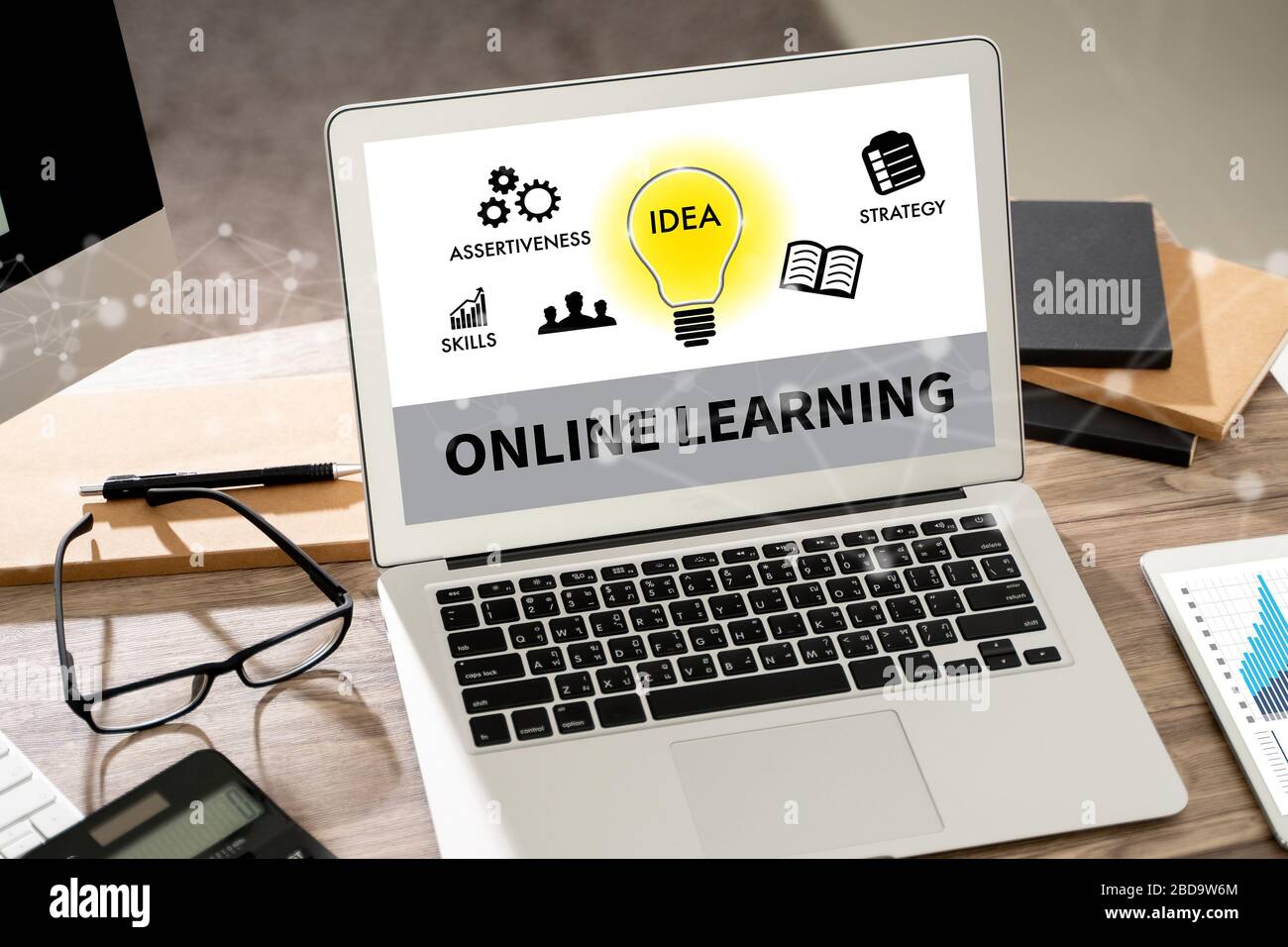 STUDIO online degli studenti con notebook apprendimento online apprendimento della connettività globale Foto Stock