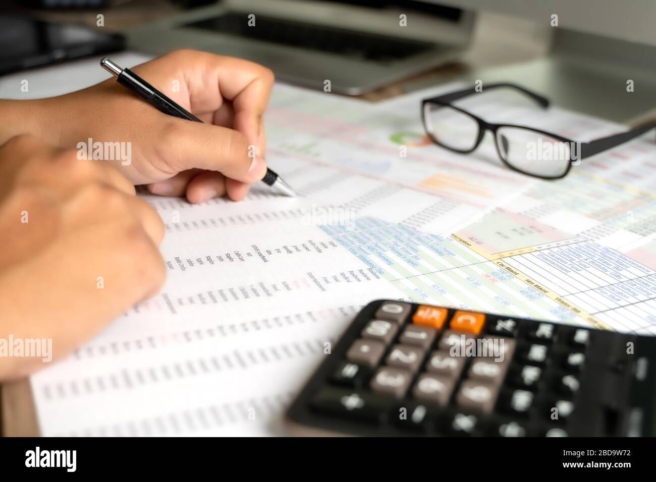 Analisi contabile uomo d'affari strategia di lavoro a mano Ricerca analisi di dati finanziari e grafici Foto Stock