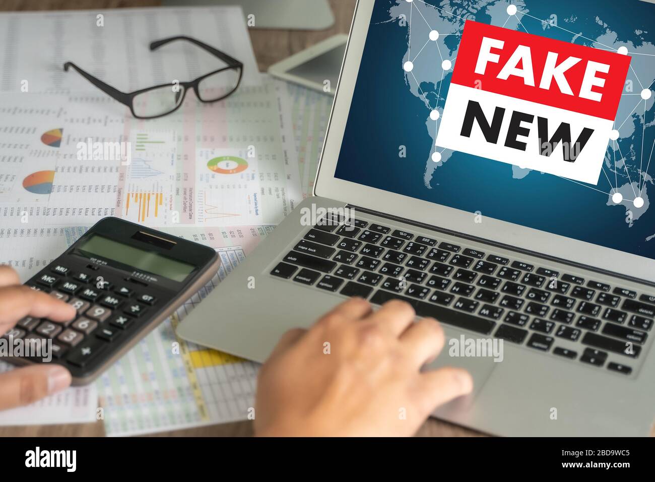 Notizie false giovane uomo che usa il laptop Daily News Journal Update Fake news Foto Stock