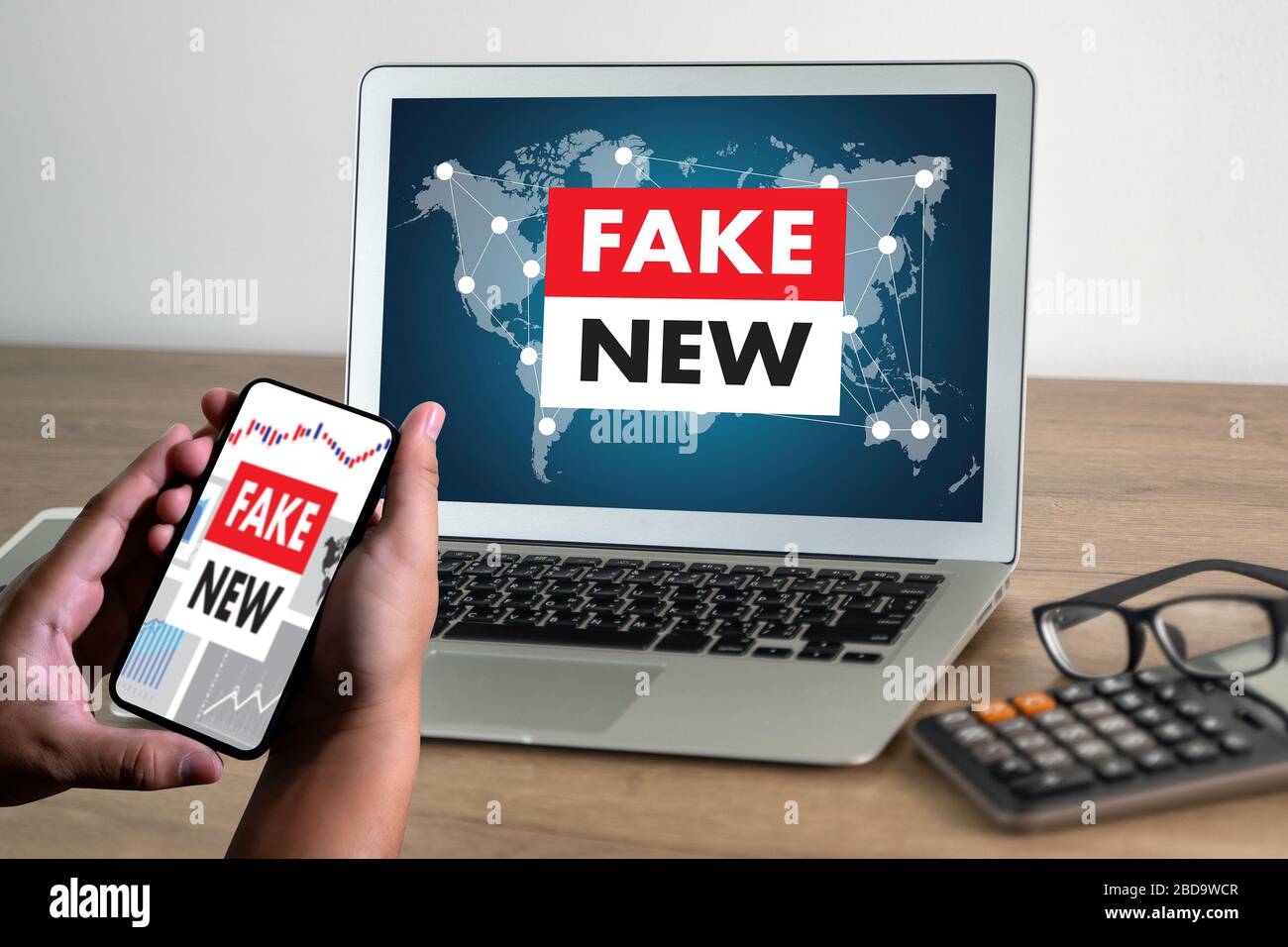 Notizie false giovane uomo che usa il laptop Daily News Journal Update Fake news Foto Stock