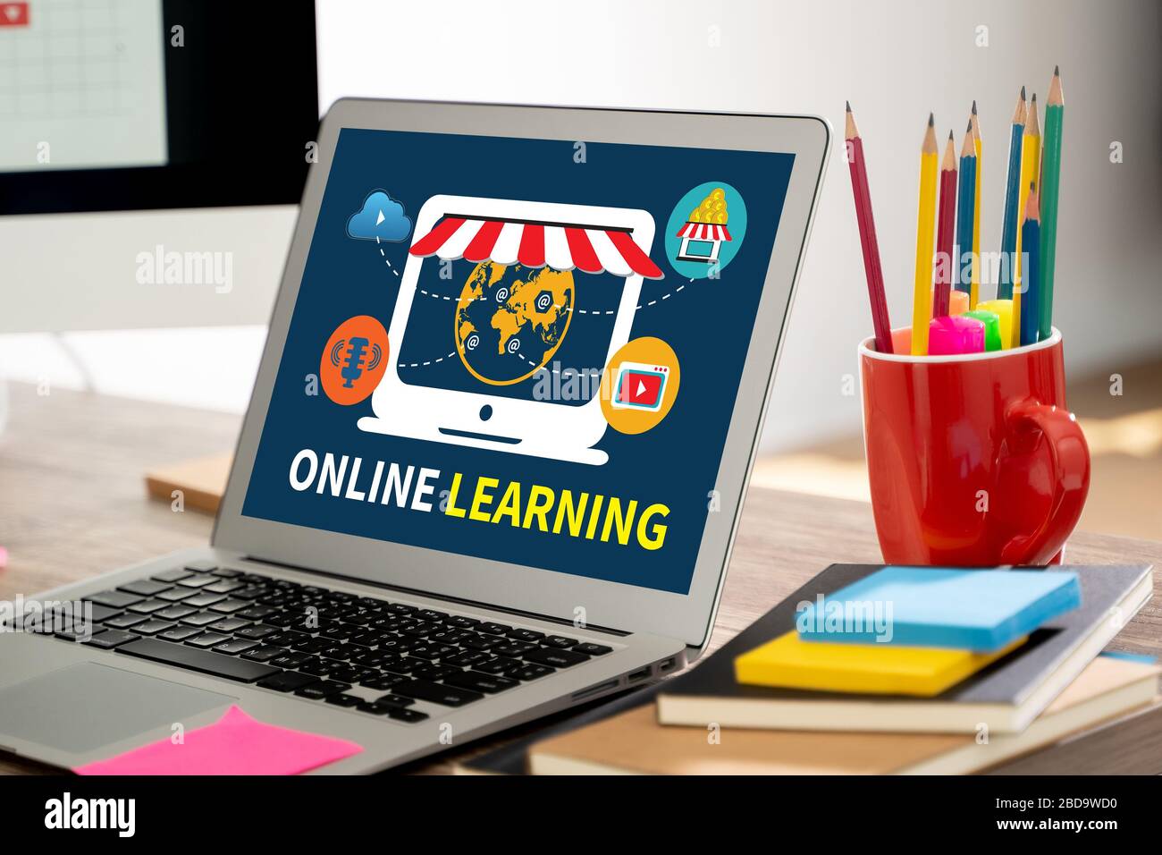 STUDIO online degli studenti con notebook apprendimento online apprendimento della connettività globale Foto Stock