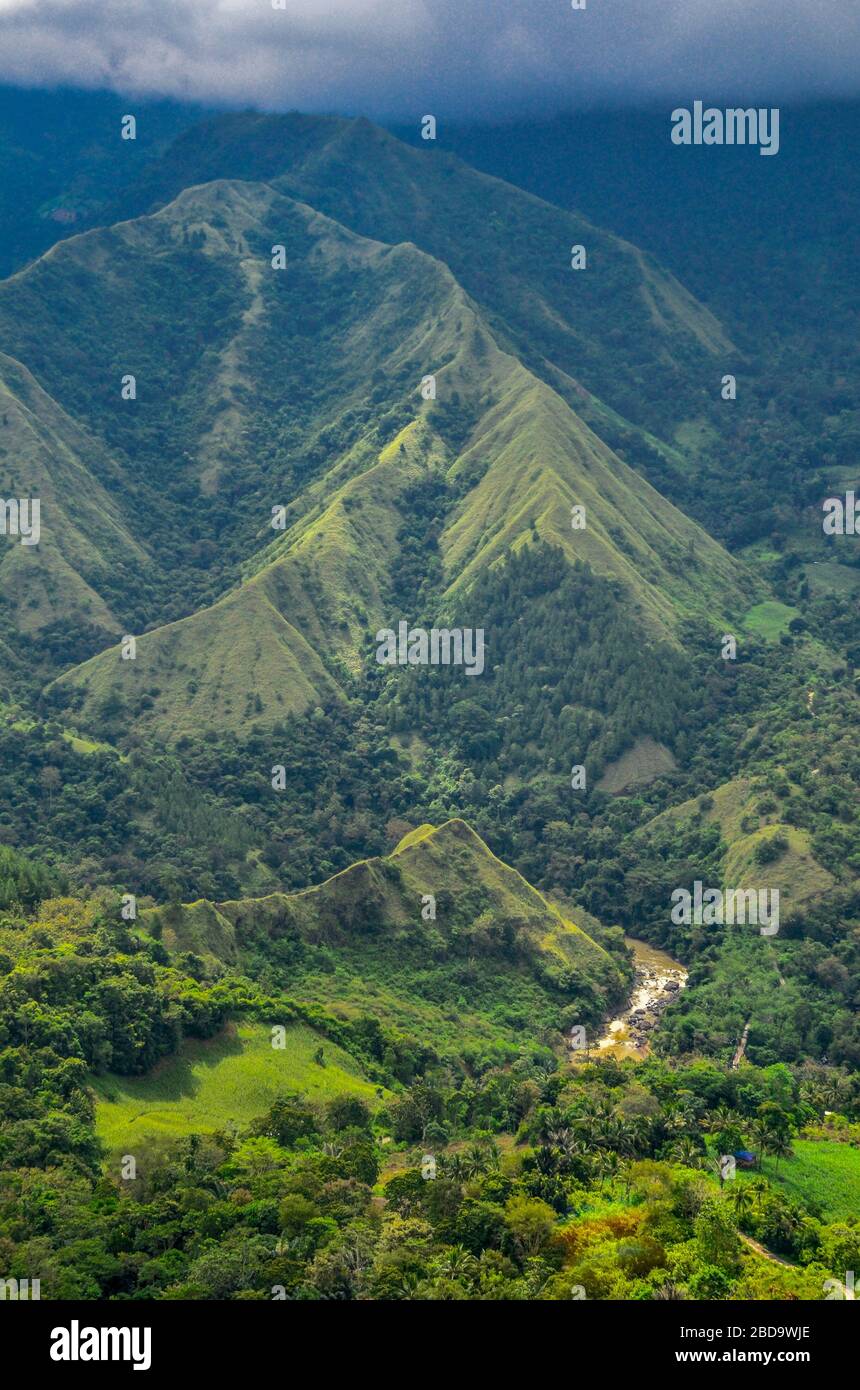 La vista del Monte Nona nella reggenza di Enrekang, Sulawesi del Sud, Indonesia. Foto Stock