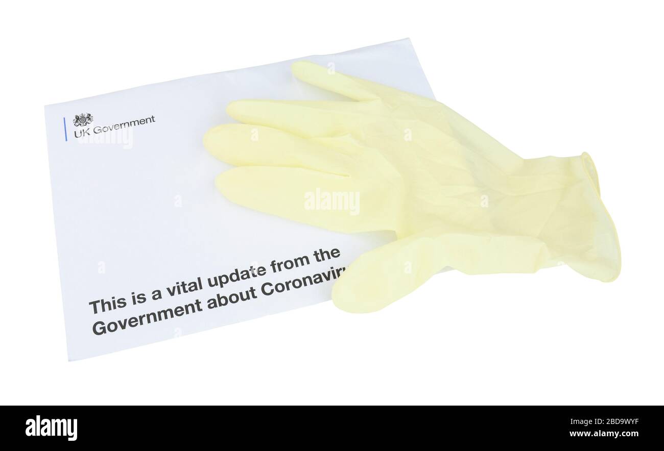 Lettera del governo del Regno Unito a tutte le famiglie del Regno Unito con aggiornamenti vitali su Coronavirus e norme di blocco, isolato su un bianco Foto Stock