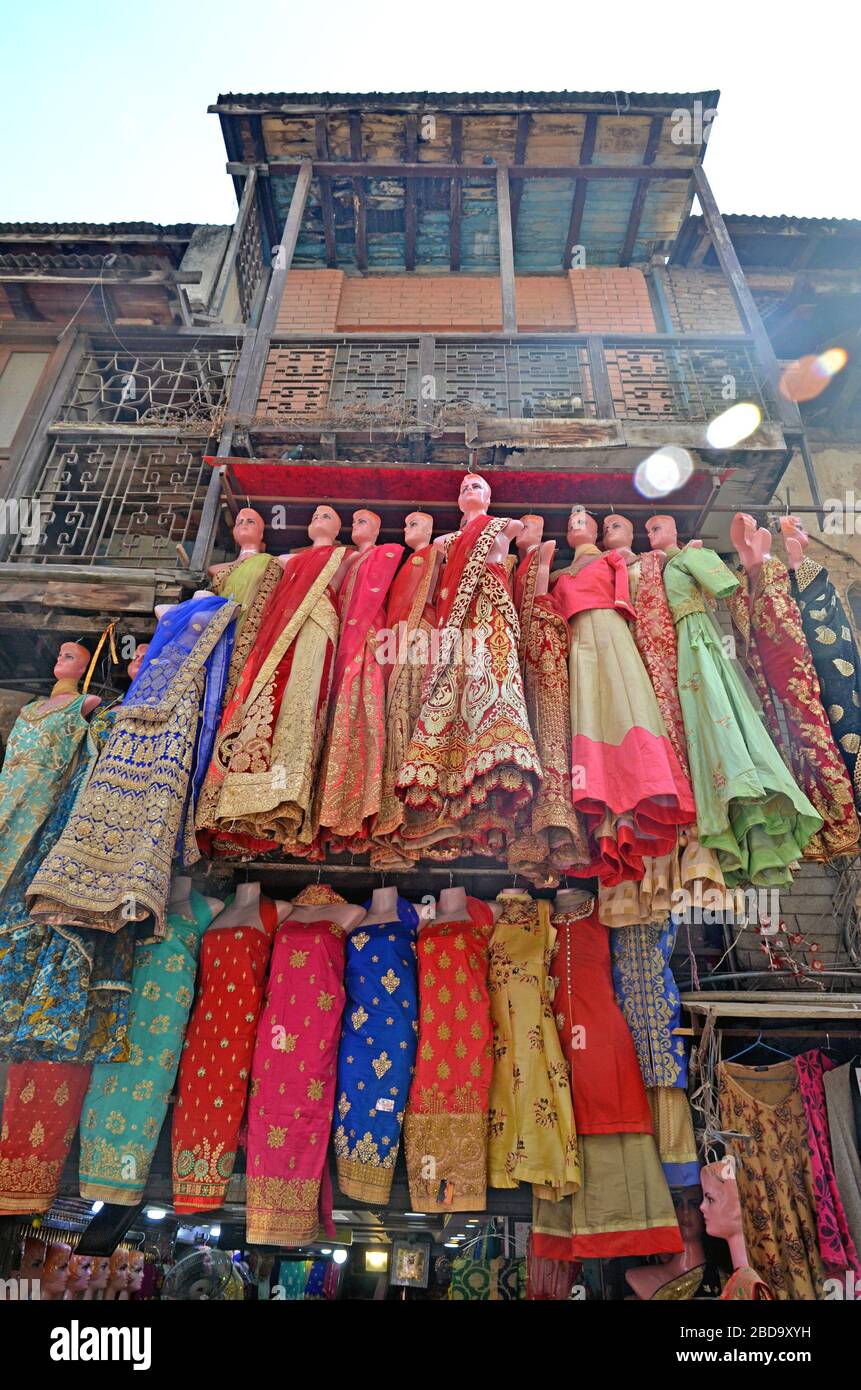 Una stalla con abiti e costumi tradizionali a Kathmandu, Nepal Foto Stock