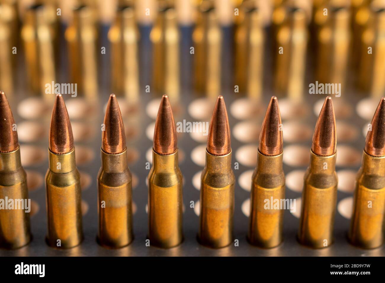 Produzione di cartucce per fucile, ricarica. Conchiglie e munizioni vuote Foto Stock