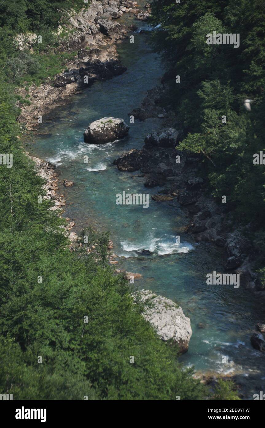 Il ponte sul fiume Tara in Montenegro e il ponte che collega le due rive del canyon. Un letto di pietra di un fiume pulito che scorre attraverso la val Foto Stock