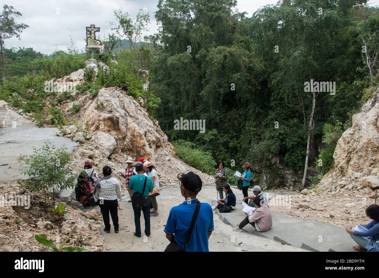 I cristiani indonesiani pregano nel luogo di pellegrinaggio religioso di Sapak Bayobayo a Tana Toraja. Tana Toraja situato nel sud Sulawesi è una delle escursioni Foto Stock