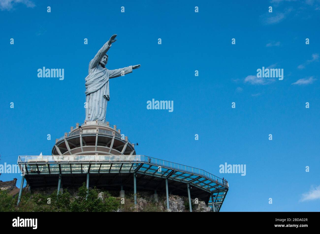 La statua della benedizione di Gesù al sito di Buntu Burake a Makale, Tana Toraja, Indonesia.Tana Toraja situata a Sulawesi Sud è uno dei punti salati di Indo Foto Stock