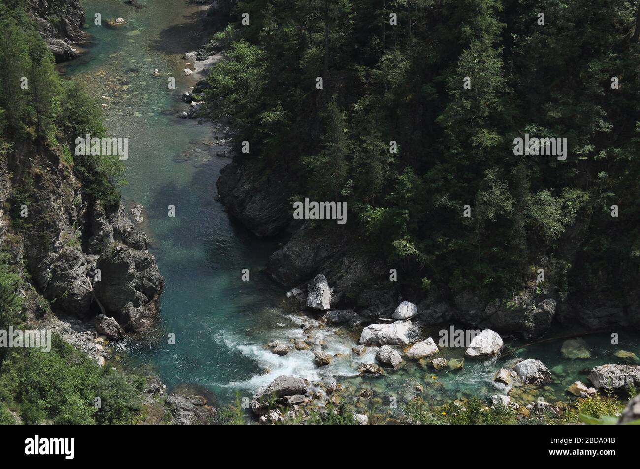 Il ponte sul fiume Tara in Montenegro e il ponte che collega le due rive del canyon. Un letto di pietra di un fiume pulito che scorre attraverso la val Foto Stock