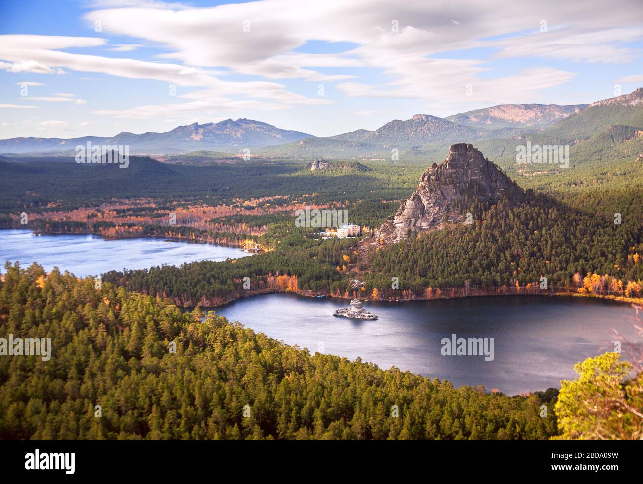Maestosa natura del Kazakistan concetto: Vista epica del lago Burabay con Okzhetpes e Zhumbaktas rocce al tramonto in autunno stagione Foto Stock