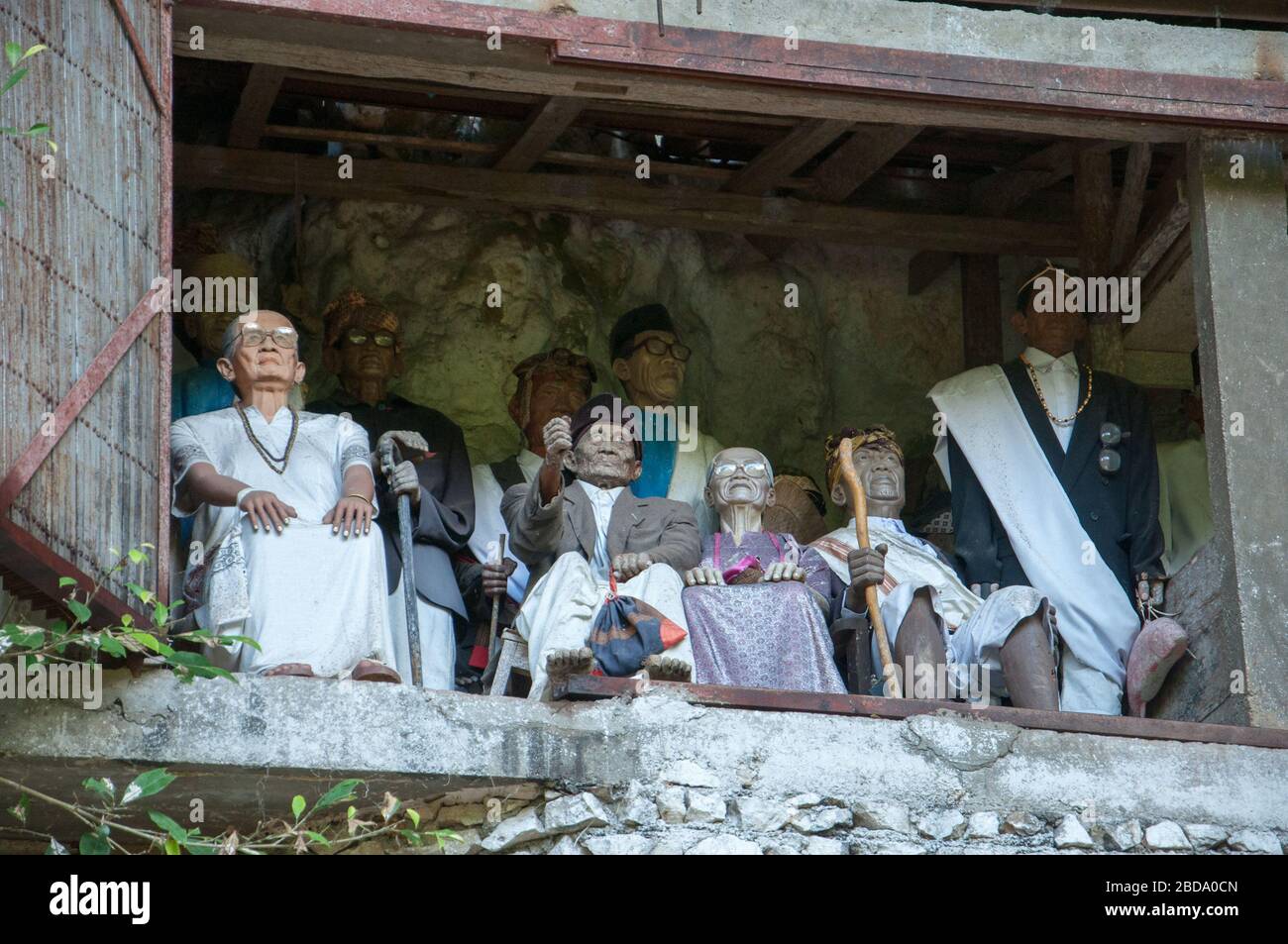 Le tradizionali pietre tombali di Londa a nord Toraja, Indonesia. Tana Toraja situato nel sud Sulawesi è uno dei punti di forza del turismo indonesiano. T Foto Stock