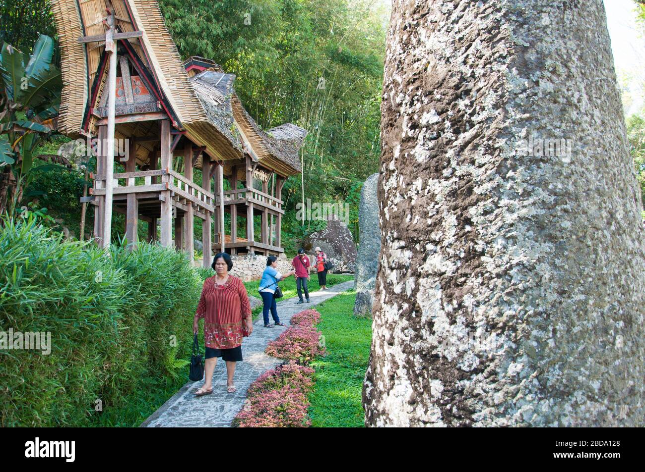 I visitatori camminano presso il sito di Bori Kalimbuang nella Toraja Nord dell'Indonesia. Tana Toraja situato nel sud Sulawesi è uno dei punti culminanti dell'Indonesia tou Foto Stock