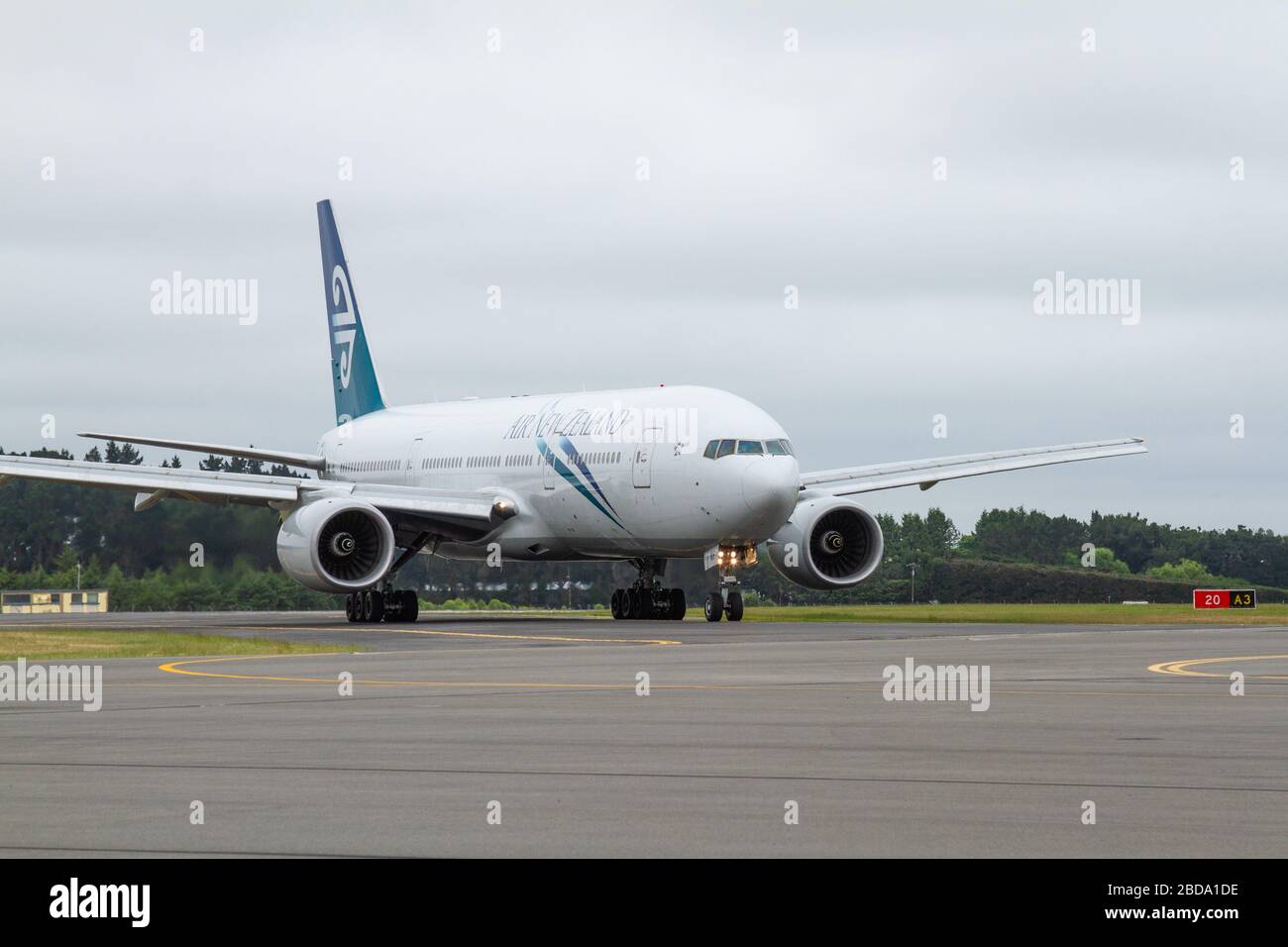 Un Boeing 777-200ER Air New Zealand nella livrea 'Pacific Wave', che la compagnia aerea utilizzava dal 2006 al 2013, taxi dalla pista al cancello Foto Stock