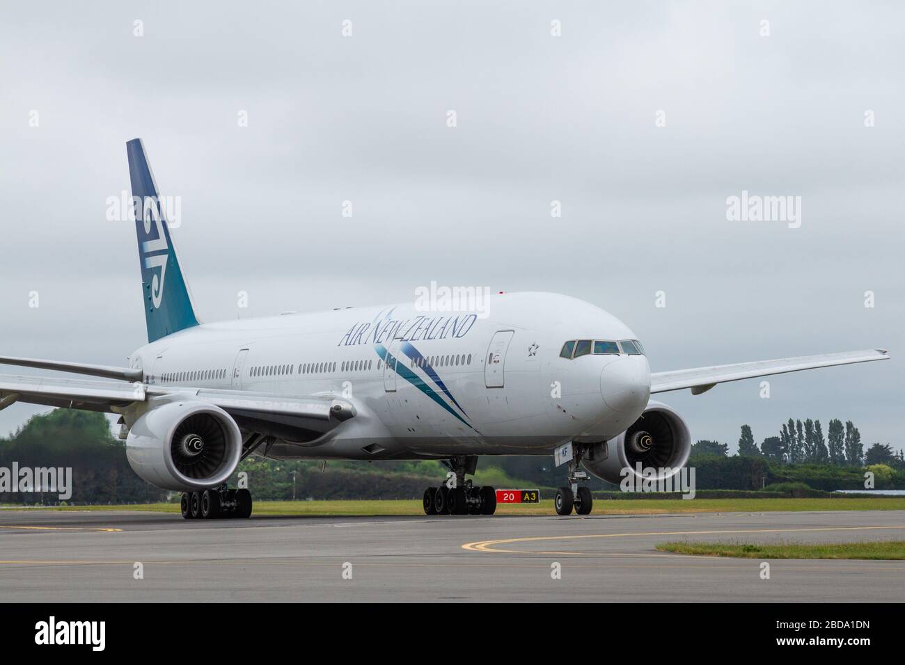 Un Boeing 777-200ER Air New Zealand nella livrea 'Pacific Wave', che la compagnia aerea utilizzava dal 2006 al 2013, taxi dalla pista al cancello Foto Stock