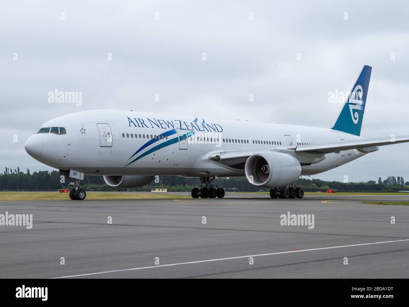 Un Boeing 777-200ER Air New Zealand nella livrea 'Pacific Wave', che la compagnia aerea utilizzava dal 2006 al 2013, taxi dalla pista al cancello Foto Stock