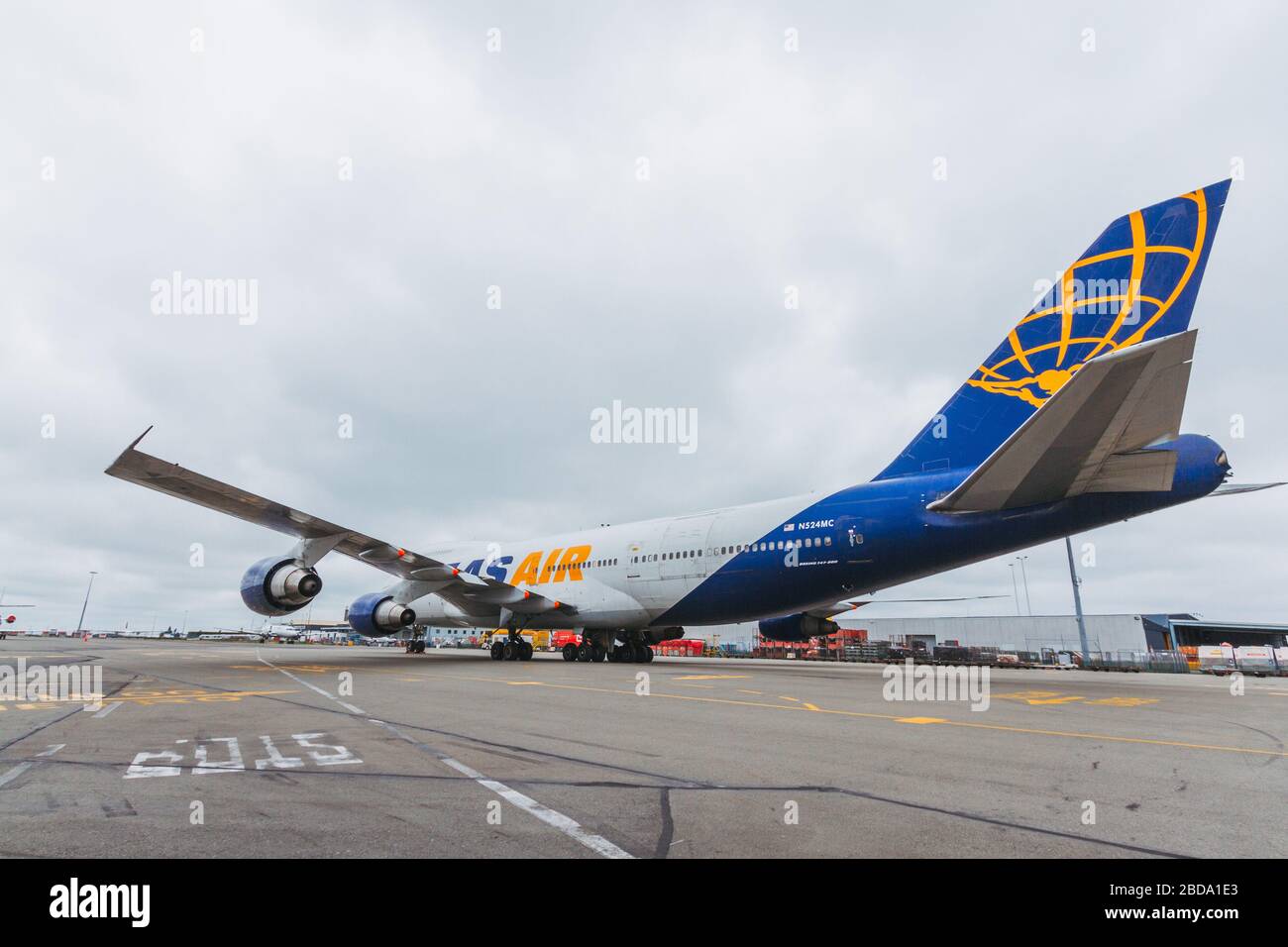 Un Atlas Air Worldwide Boeing 747-200SF convertito da un'autosormeria parcheggiata all'Aeroporto Internazionale di Christchurch Foto Stock