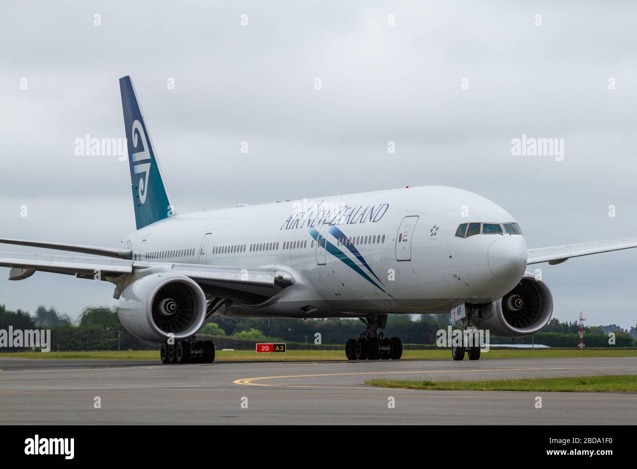 Un Boeing 777-200ER Air New Zealand nella livrea 'Pacific Wave', che la compagnia aerea utilizzava dal 2006 al 2013, taxi dalla pista al cancello Foto Stock