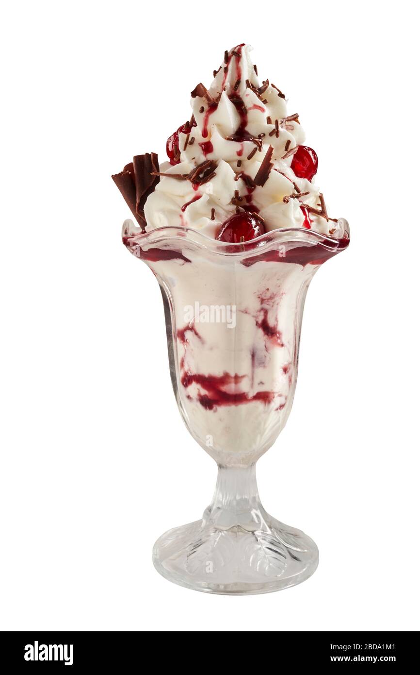 Ciliegie di maraschino con gelato alla vaniglia cosparso di cioccolato e sciroppo in un bicchiere alto isolato su bianco con copyspace Foto Stock