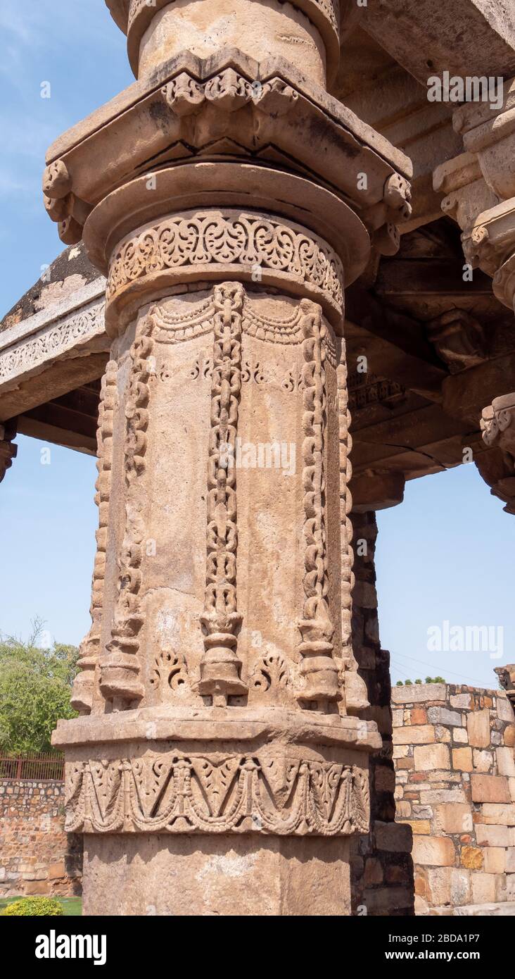 colonna a qutub minar complesso rovine a delhi Foto Stock