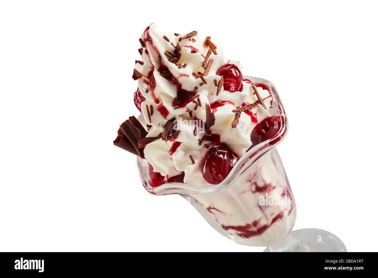 Semi di gelato alla vaniglia con ciliegie di glace o di maraschino condite con coulis o sciroppo e cosparse con scaglie di cioccolato su bianco in primo piano Foto Stock