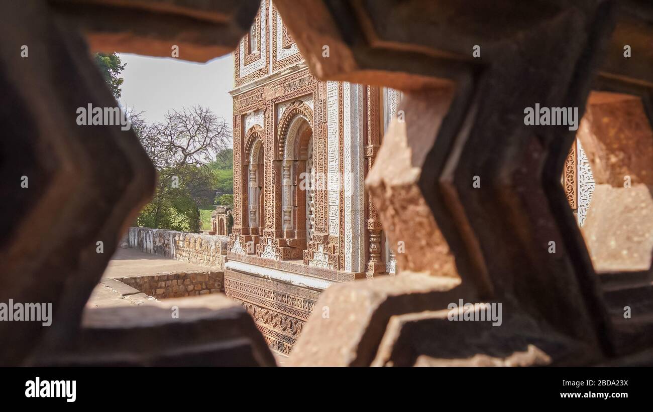 fronte di alai darwaza incorniciata da finestra di pietra a qutub minar in india Foto Stock