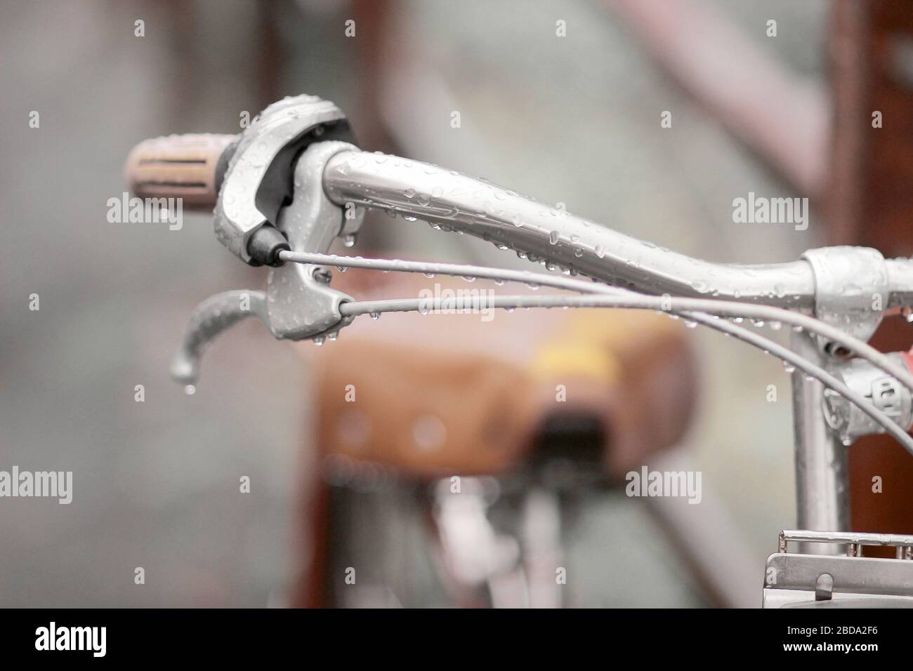 Parcheggio per biciclette in una giornata piovosa Foto Stock