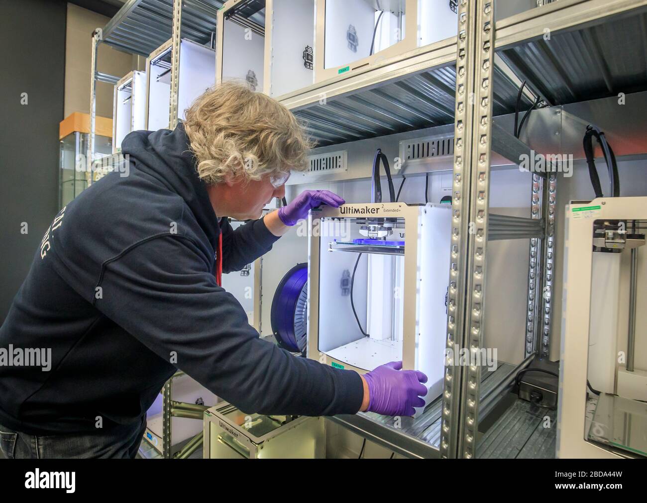 Nathan Brown, Senior Lecturer in Mechanical Engineering, presso l'Università di Hull, lavora con una banca di stampanti 3D che producono faceguards stampati in 3D per aiutare il personale del servizio sanitario ad affrontare il coronavirus. Foto Stock