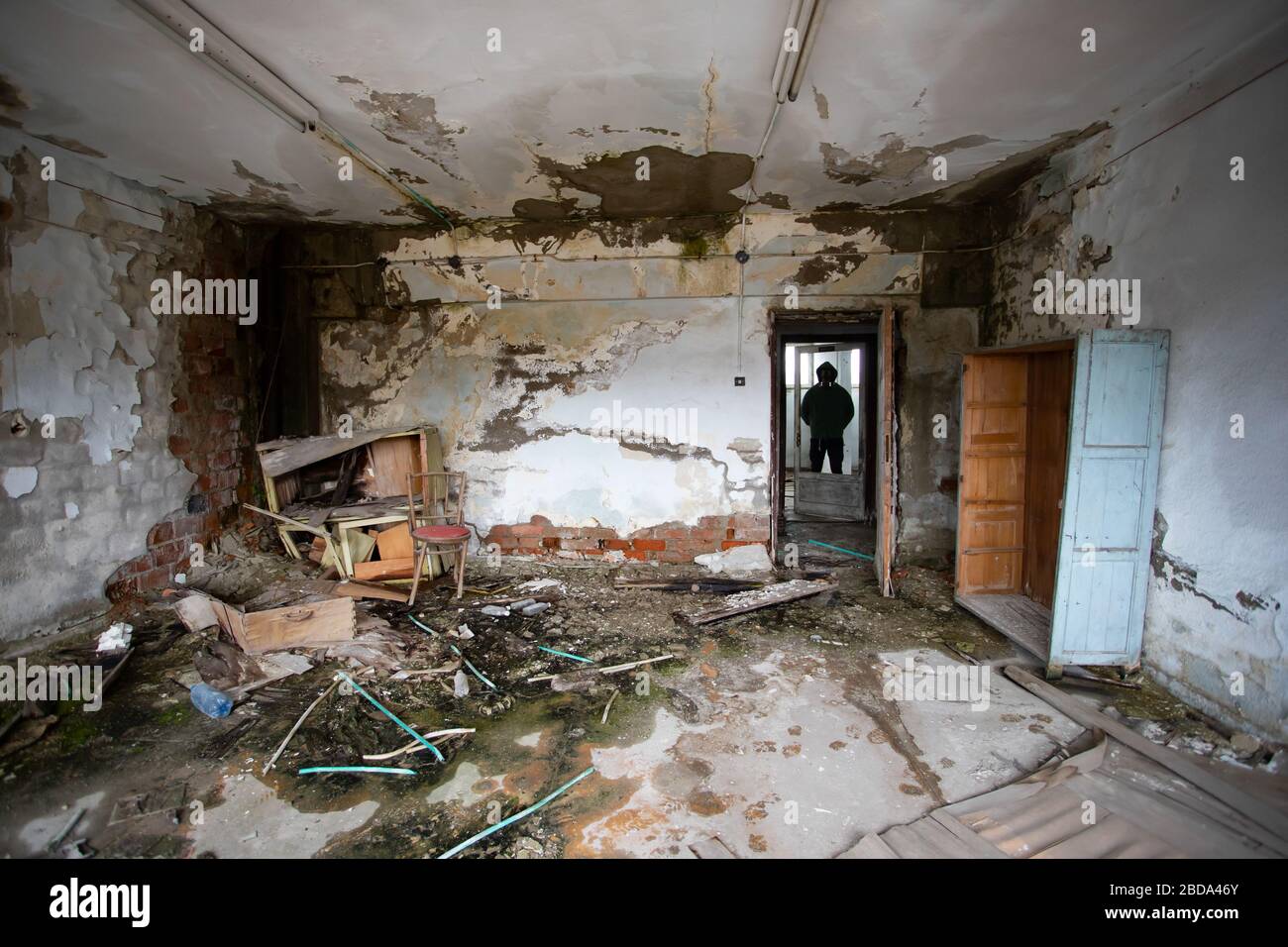 Post apocalittico sopravvissuto in maschera di gas in un edificio rovinato. Disastro ambientale, concetto di armageddon. Foto Stock