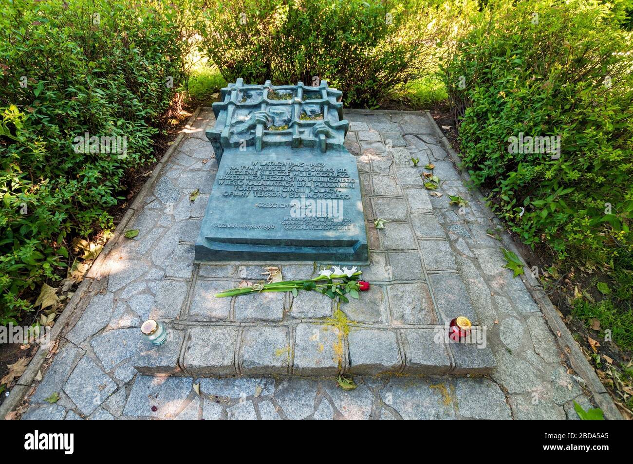 Una targa dedicata alla memoria delle vittime del terrore stalinista. Poznan, Voivodato della Grande Polonia, Polonia. Foto Stock