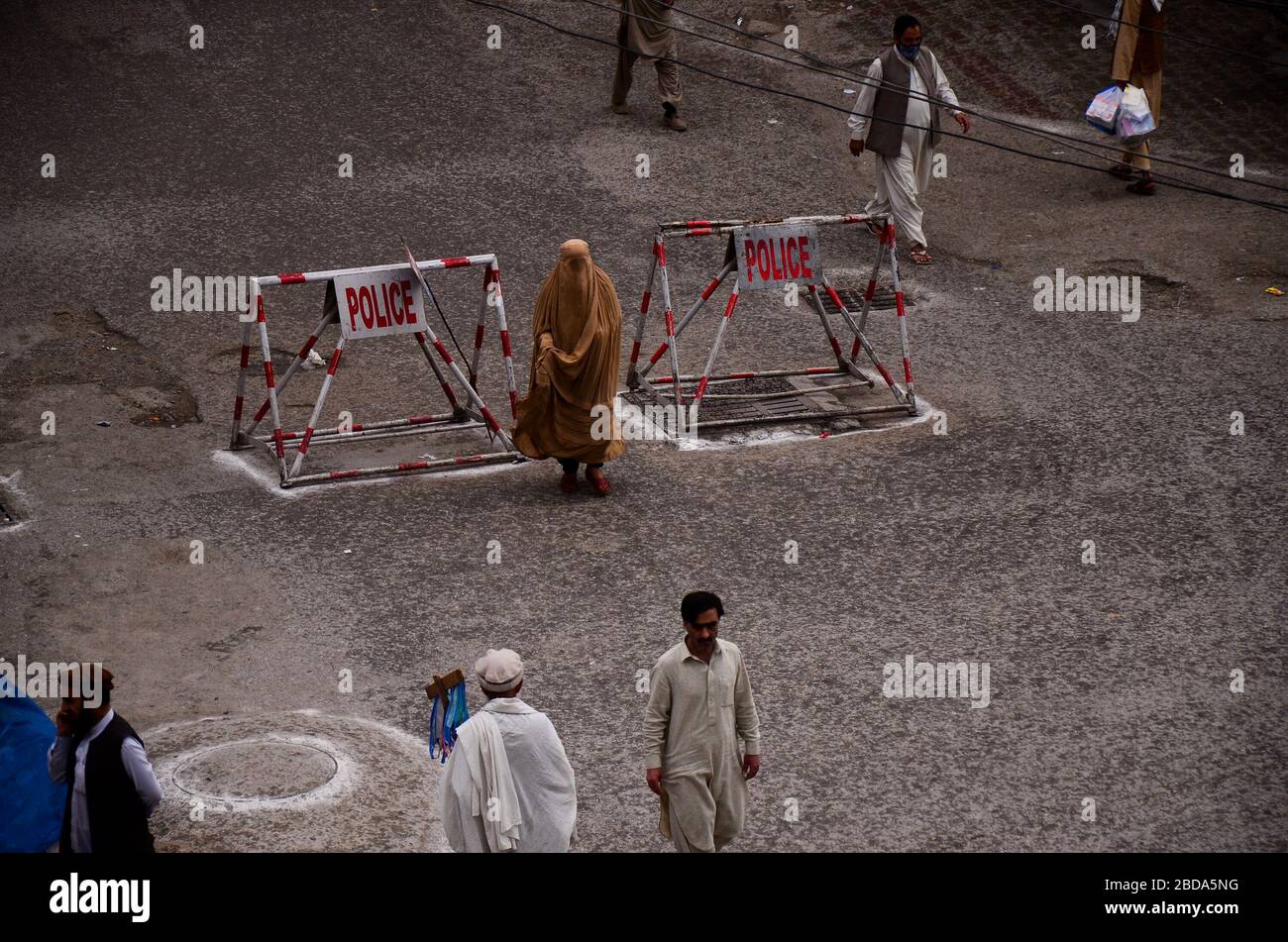 6 aprile 2020: Peshawar, Pakistan. 06 aprile 2020. La gente cammina durante un blocco nella città di Peshawar vicino ad un mercato vicino. La città è attualmente in blocco come parte delle misure precauzionali per frenare la diffusione del coronavirus nel paese Credit: Hasnain Ali/IMAGESLIVE/ZUMA Wire/Alamy Live News Foto Stock