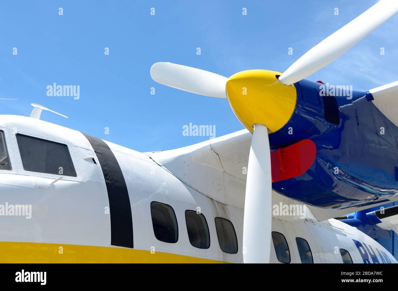 Colpo medio di motore e punta del naso di un velivolo doppio ad elica Foto Stock