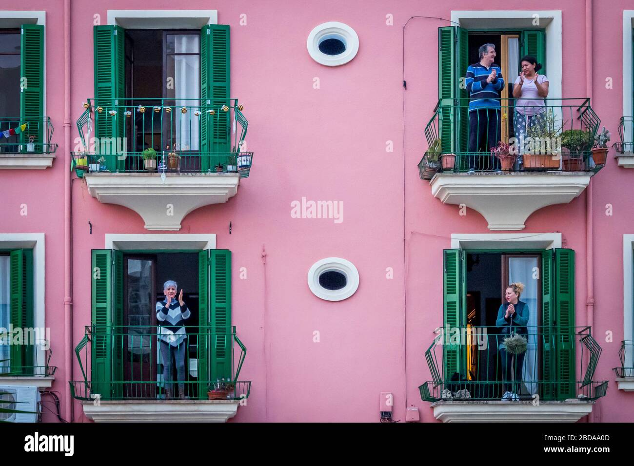 Persone confinate dal coronavirus, applaudire la salute pubblica in gratitudine Palma Maiorca, Spagna aprile, 7 2020 Foto Stock