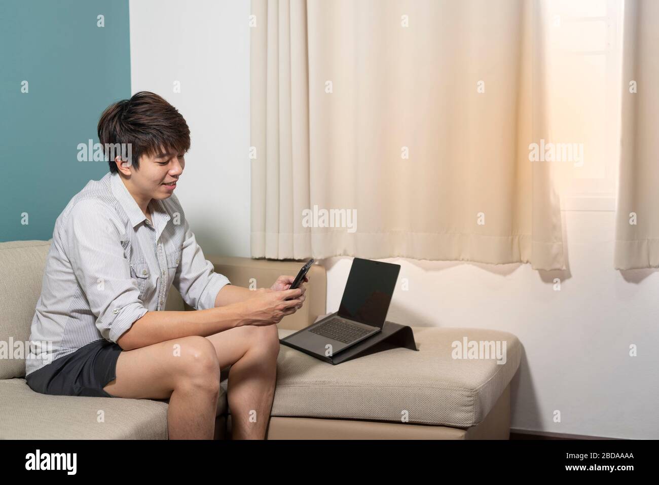 L'uomo astuto asiatico sul lavoro formale della camicia dalla sede dovuto la situazione del virus di Covid 19. La connessione remota alle riunioni tramite Internet ad alta velocità ha reso le riunioni fluide Foto Stock