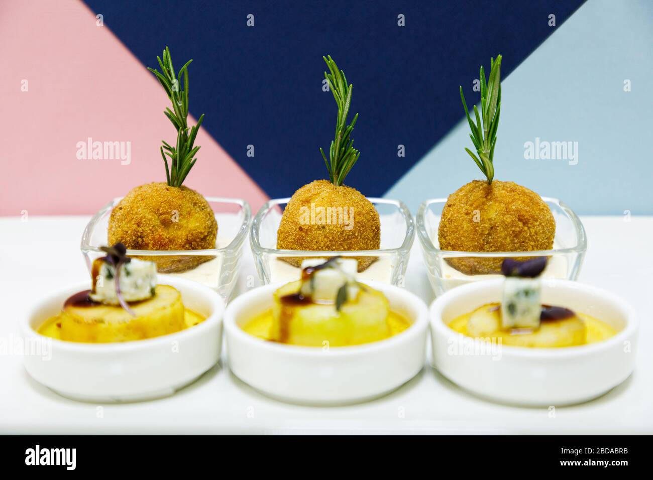 Crocchette di patate con rosmarino servito con pera caramellata e formaggio Dor Blue Foto Stock