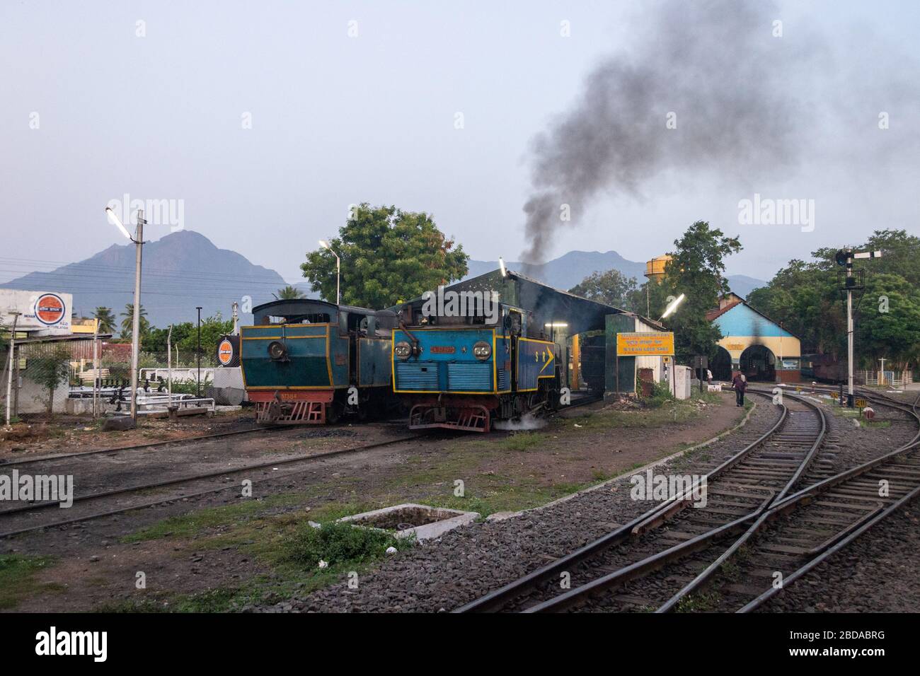 I locomotive a cremagliera a vapore classe 'X', prodotti dalla Swiss Locomotive and Machine Works, che si trova nel cantiere della stazione ferroviaria di Mettupalayam, Tamil Nadu Foto Stock